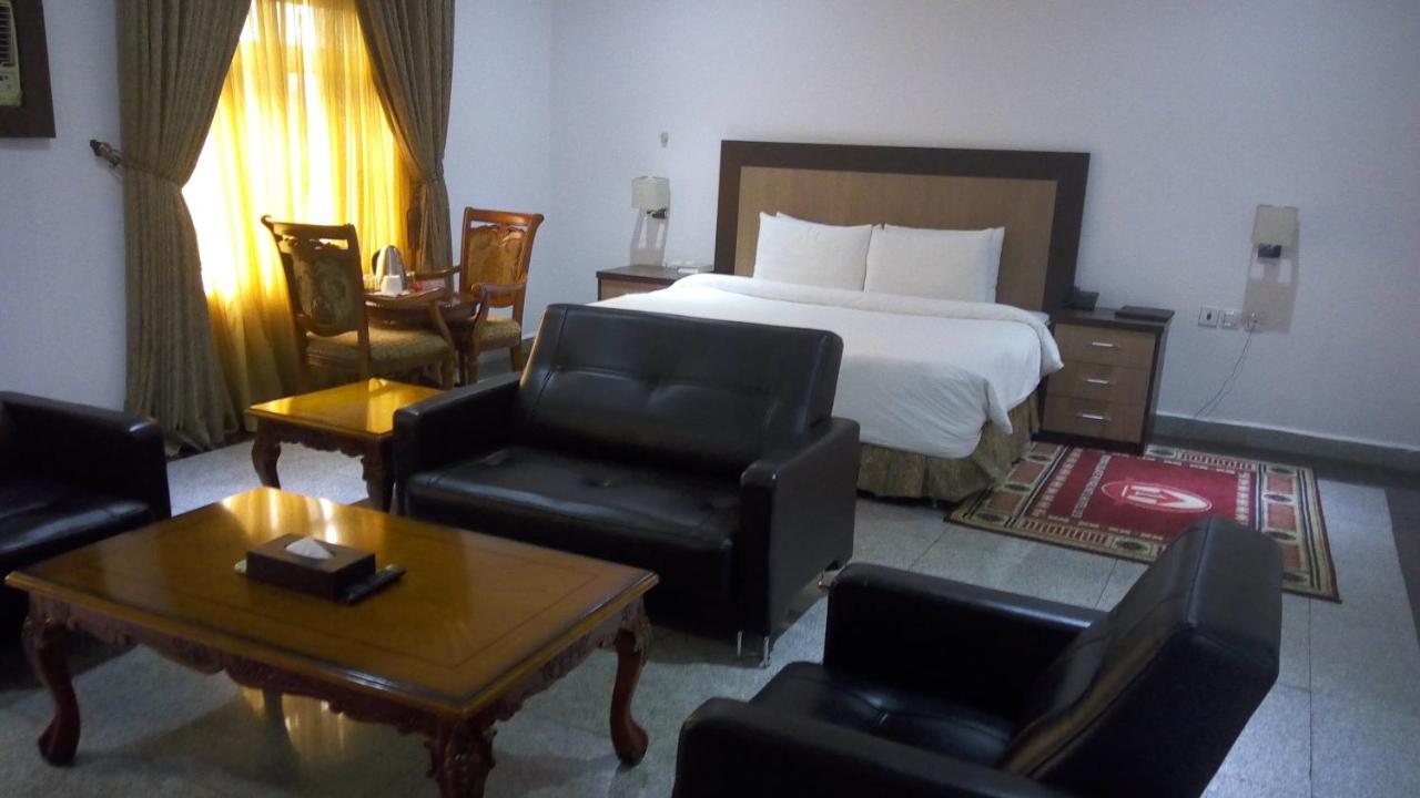 Immaculate Royal Int'L Hotel Owerri Esterno foto
